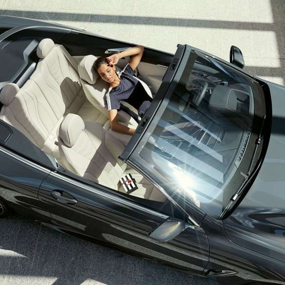 BMW M850i xDrive interior with female driver bird’s-eye view, multifunction seats in ‘Merino’ leather, Ivory White BMW M850i xDrive interior with female driver bird’s-eye view, multifunction seats in ‘Merino’ leather, Ivory White