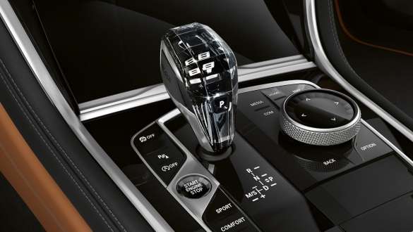 'CraftedClarity' glass application BMW 8 Series Gran Coupé G16 LCI Facelift 2022 'CraftedClarity' glass application BMW 8 Series Gran Coupé G16 LCI Facelift 2022 close-up centre console