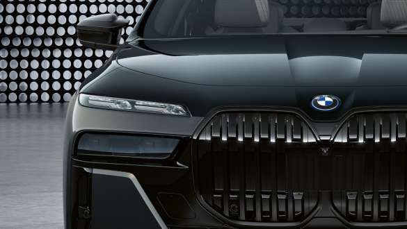 Striking front design BMW M760e xDrive Sedan G70 Bonnet and kidney with M logo BMW M760e xDrive Sedan G70 BMW Individual two-tone Black Sapphire metallic paintwork BMW Individual Dravite Grey metallic close-up