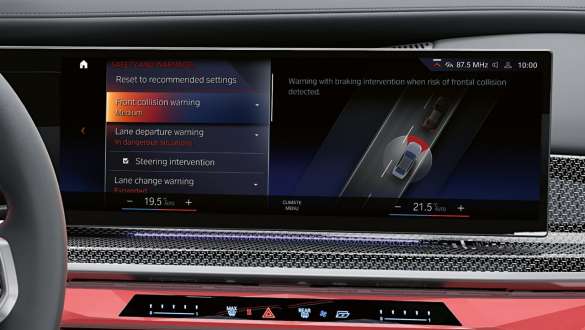 Driving Assistant Professional BMW M760e xDrive Sedan G70 Driving Assistant Professional BMW M760e xDrive Sedan G70 BMW Curved Display