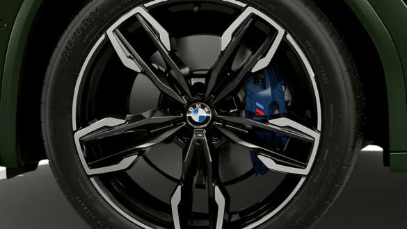 M Sport brake BMW X3 M40i M40d G01 LCI Facelift 2021 BMW X3 M40i M40d G01 LCI Facelift 2021 Malachite Green metallic M Sport brake close-up wheel
