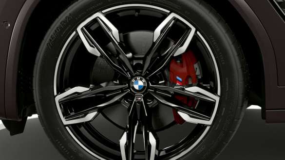 M Sport brake BMW X4 M40i M40d G02 LCI 2021 BMW X4 M40i M40d G02 LCI 2021 Facelift M Sport brake close-up