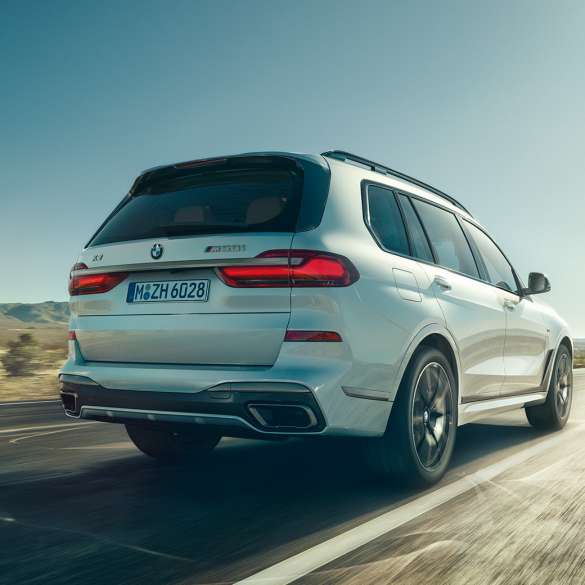 BMW X7 M50i, three-quarter rear view BMW X7 M50i in Mineral White, three-quarter rear view, G07, 2019