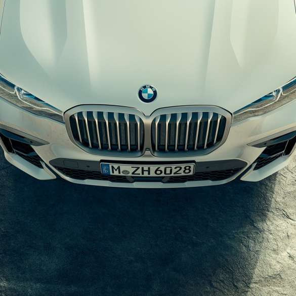 BMW X7 M Automobile, front with BMW kidney grille BMW X7 M Automobiles M50d and M50i, front and engine bonnet from the bird’s eye view, G07, 2019
