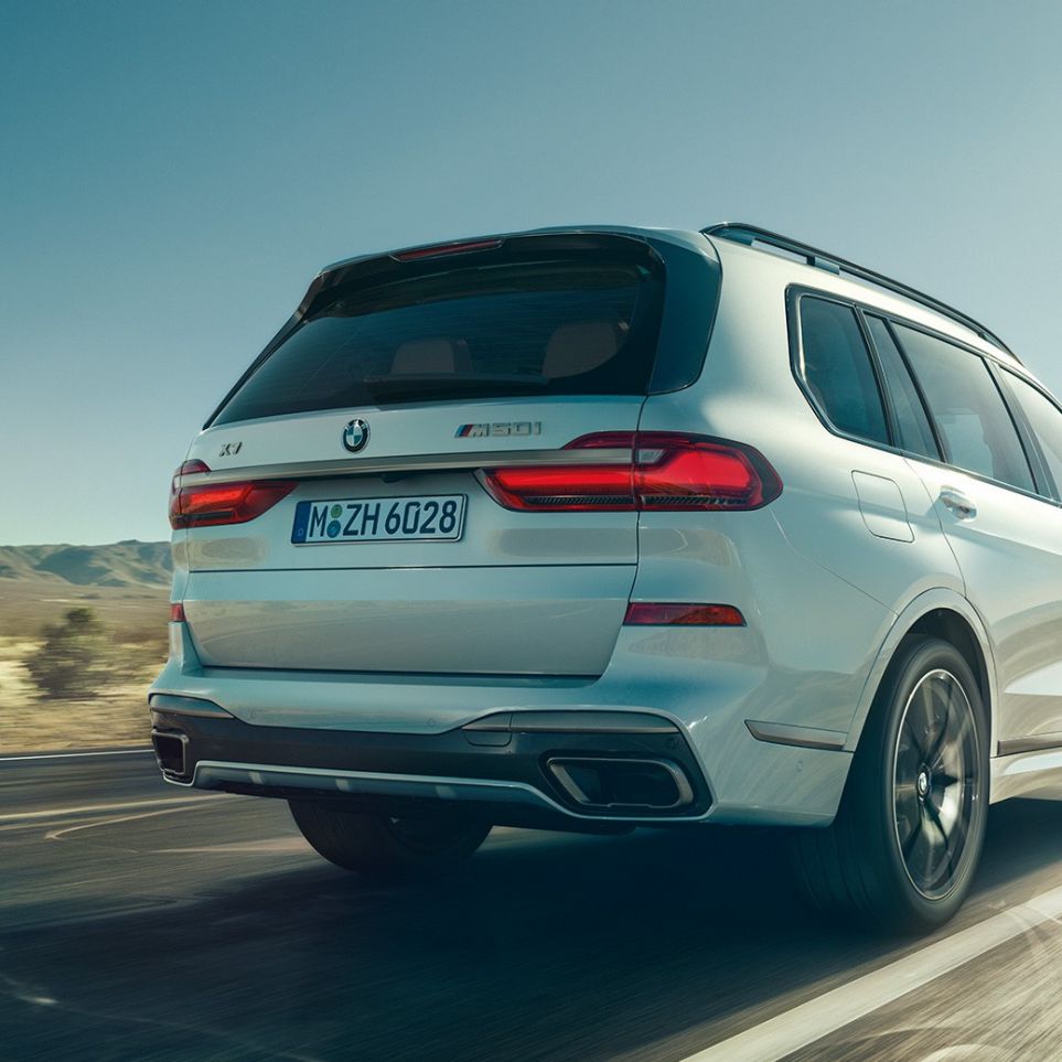 BMW X7 M50i, rear view BMW X7 M50i in Mineral White, driving, rear view, G07, 2019