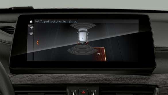 BMW X1 F48 Park Assistant Plus in the displays and controls BMW X1 F48 LCI interior with focus on the Driving Assistant Plus in the displays and controls