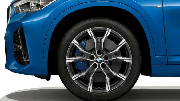 BMW X1 F48 multi-piston brake calliper BMW X1 F48 LCI side view with close-up on 19" rim with M Sport brake