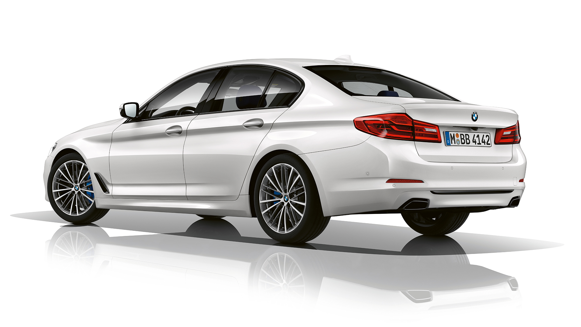 Sport Line three-quarter rear view BMW 5 Series Sedan Sport Line BMW 5 Series Sedan 540i Sedan G30 Alpine White metallic three-quarter rear view