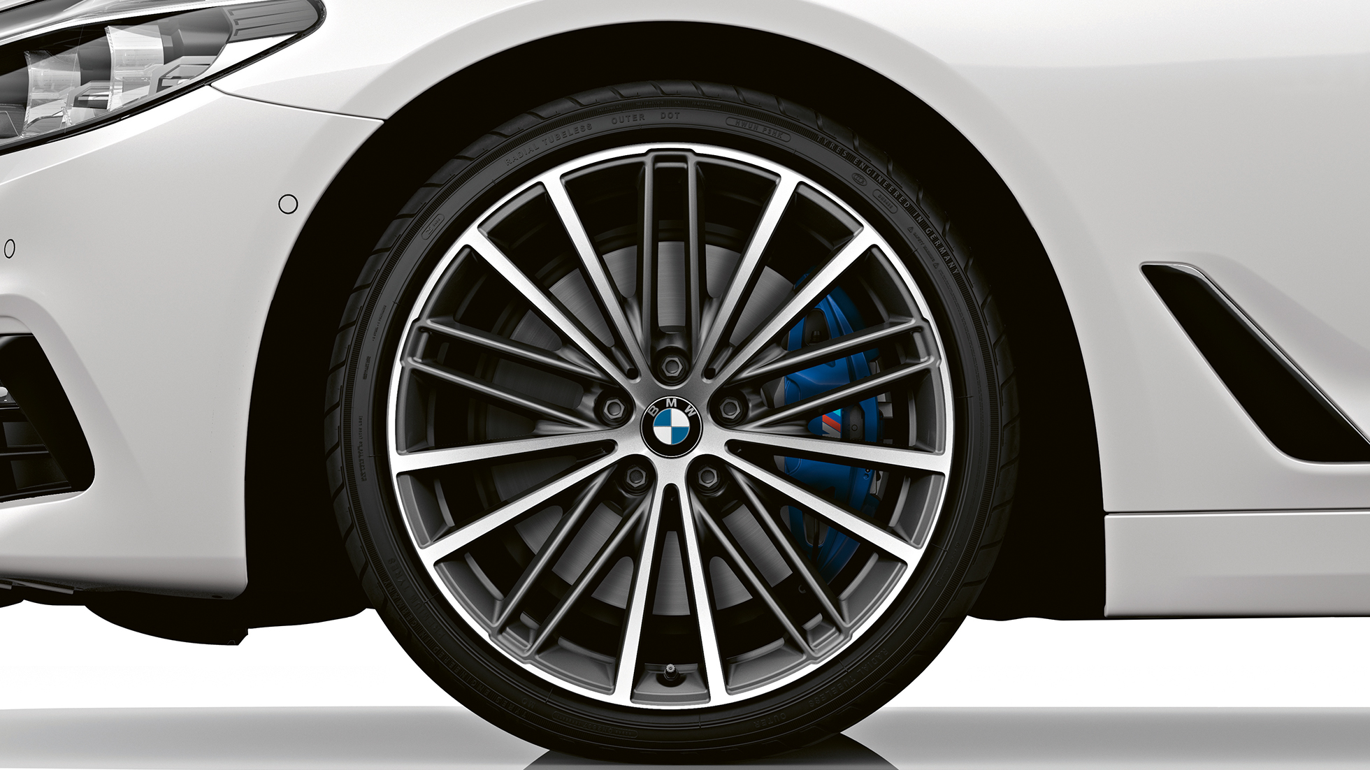 Sport Line wheels BMW 5 Series Sedan Sport Line BMW 5 Series Sedan 540i Sedan G30 Alpine White metallic wheels