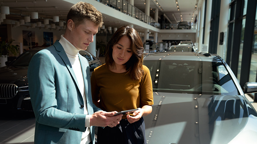 BMW employee advises a customer