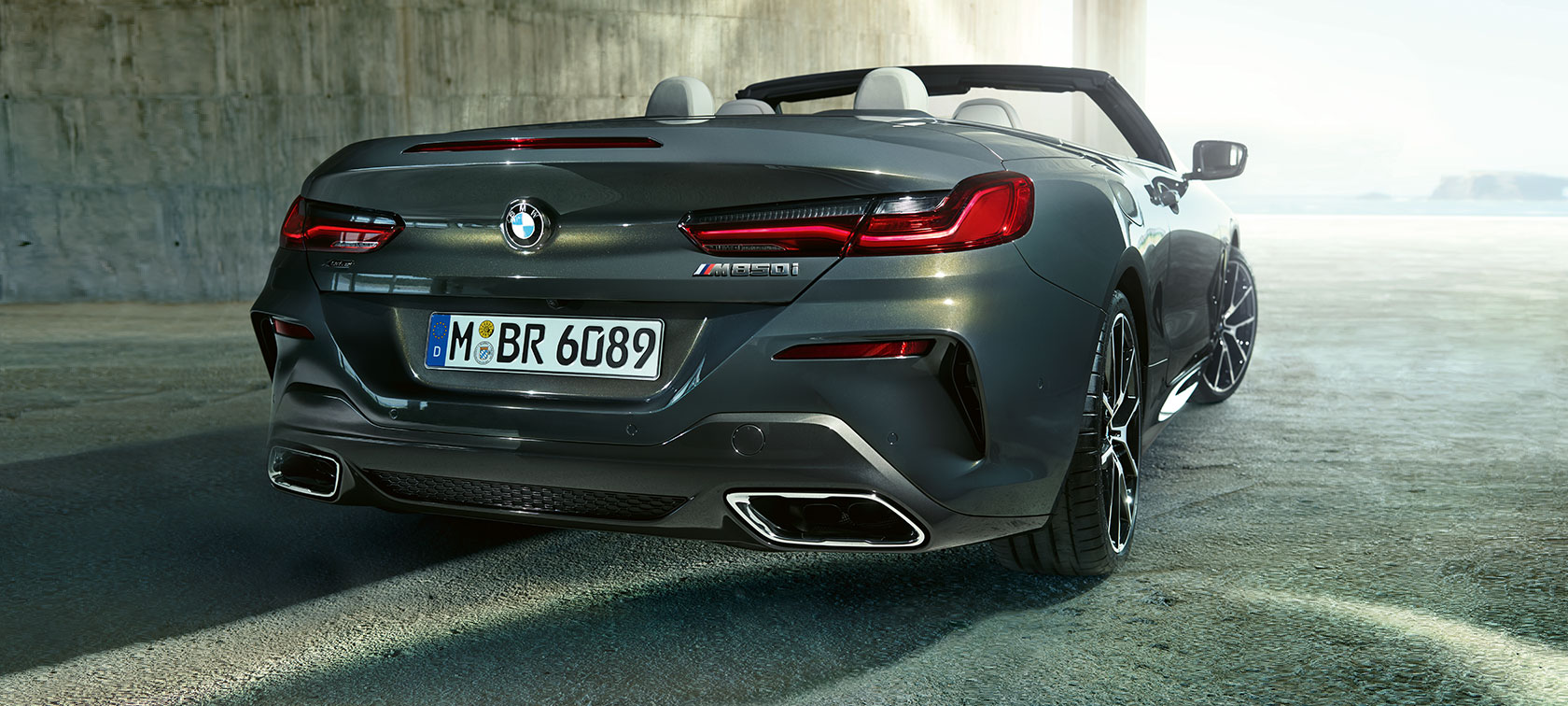 BMW M850i xDrive Dravit Grey metallic, three-quarter view rear. BMW M850i xDrive Dravit Grey metallic, three-quarter view rear.