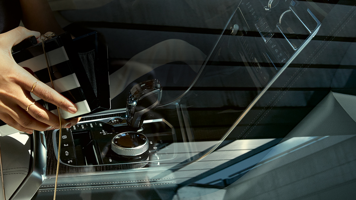 BMW M850i xDrive interior, ‘CraftedClarity’ glass application, woman with open handbag. BMW M850i xDrive interior, ‘CraftedClarity’ glass application, woman with open handbag.