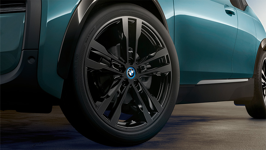 BMW i3 I01 2018 Blue Ridge Mountain with Frozen Grey metallic highlight close-up light alloy wheel
