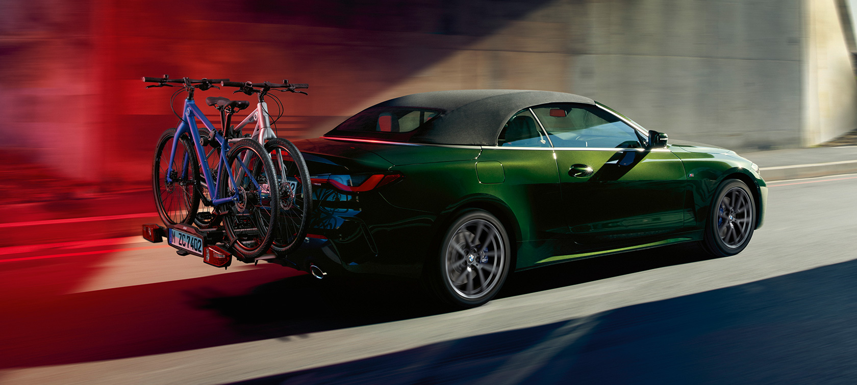 Three-quarter rear view with BMW rear bike rack Pro 2.0 BMW 4 Series Convertible G23 2020 BMW 4 Series Convertible G23 Sanremo Green metallic 2020 three-quarter rear view with BMW rear bike rack Pro 2.0