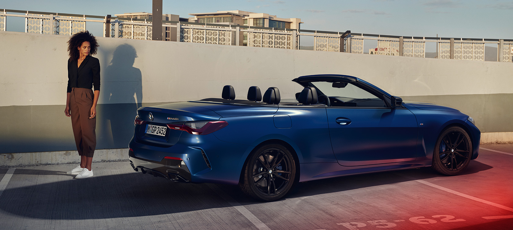 Three-quarter rear view BMW M440i xDrive Convertible G23 2020 BMW M440i xDrive Convertible G23 2020 BMW Individual Frozen Portimao Blau metallic three-quarter rear view with model