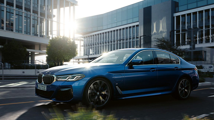 BMW 5 Series Sedan 540i G30 Bluestone metallic side view