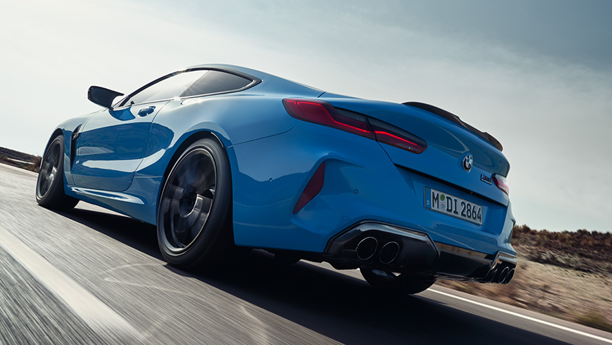 BMW M8 Competition Coupé F92 LCI Facelift 2022 Daytona Beach Blue uni three-quarter rear view driving
