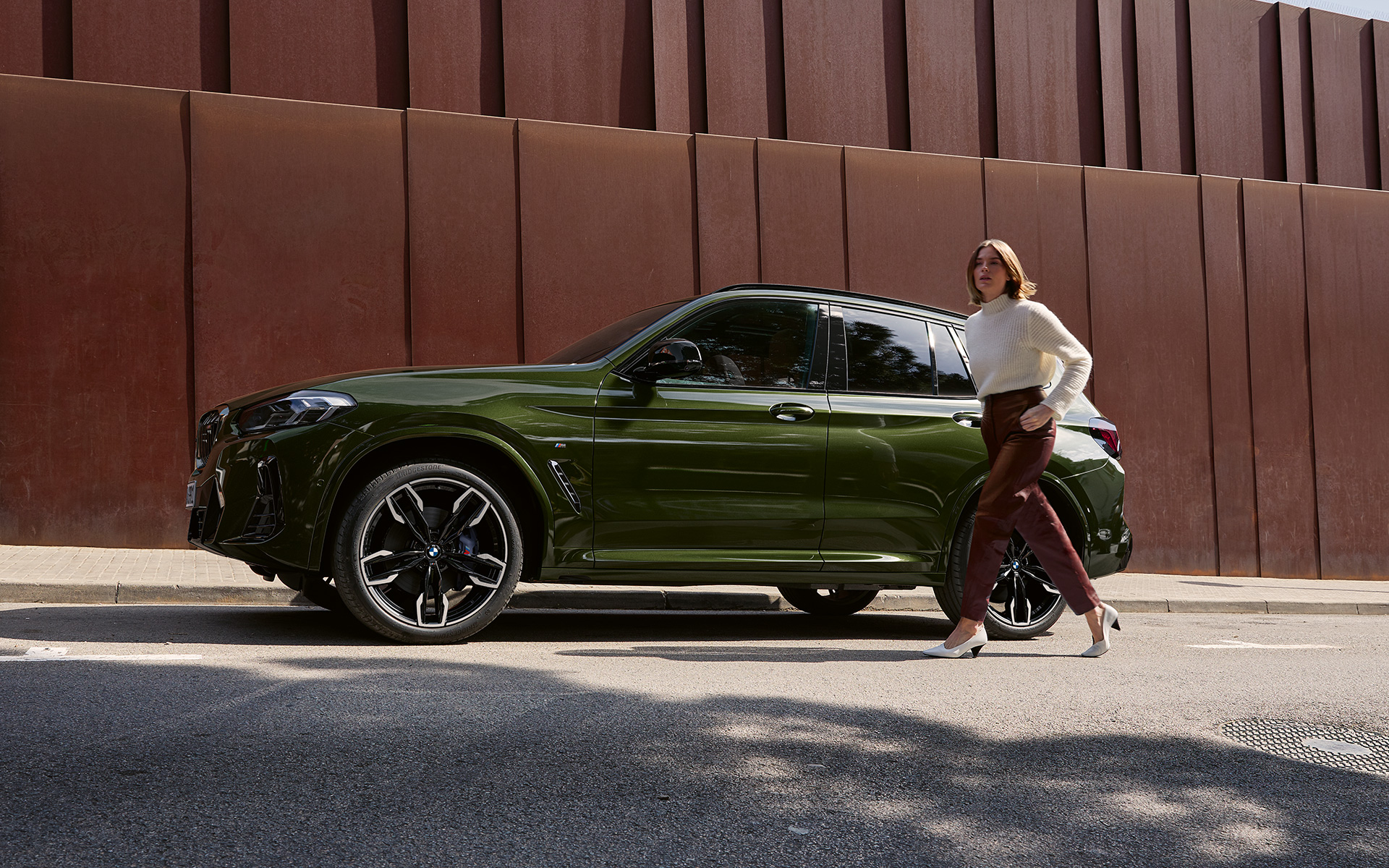 BMW X3 M40i G01 LCI Facelift 2021 Malachite Green metallic side view with female model
