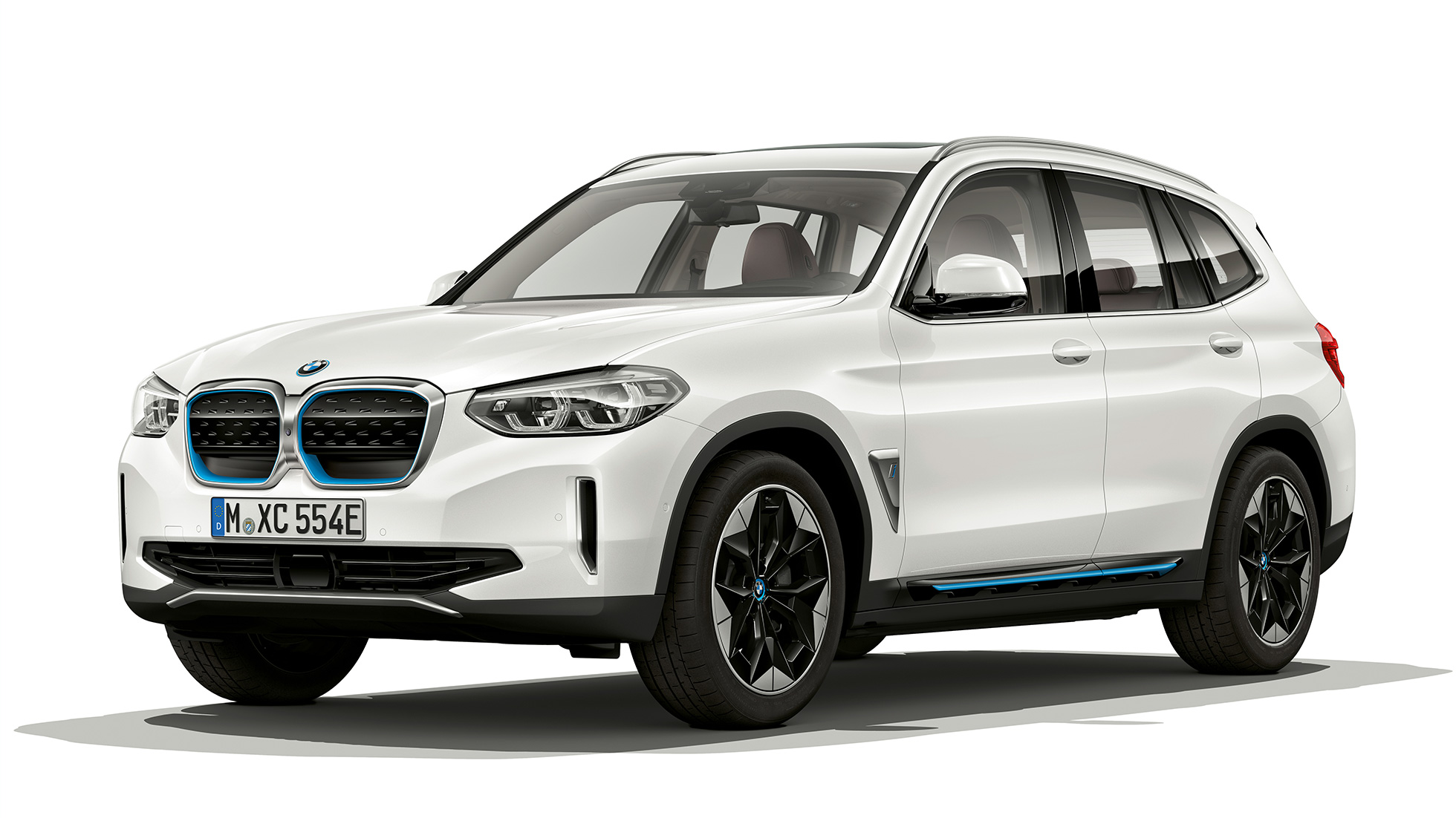BMW iX3 G08 Model “Impressive” three-quarter front view BMW iX3 G08 2020 Model “Impressive” Mineral White metallic three-quarter front view