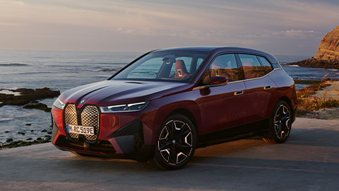 BMW iX I20 three-quarter side view standing with model  BMW X Series BMW iX I20 three-quarter side view standing with model