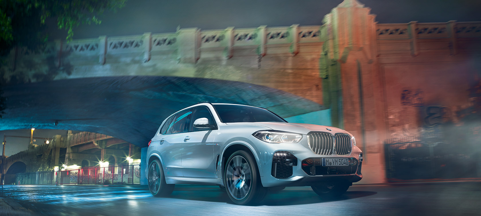 BMW X5 three-quarter front view BMW X5 G05 2018 Mineral White metallic three-quarter front view driving at night