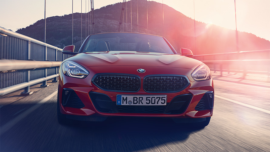 Front shot of the BMW Z4 Roadster (G29) on a bridge