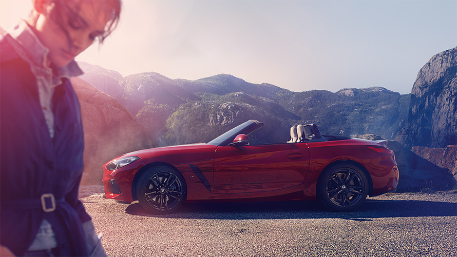 Model and BMW Z4 Roadster (G29) in front of mountain view