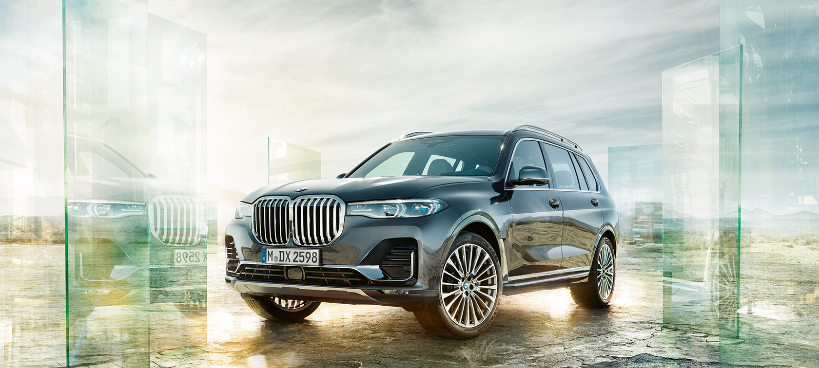 BMW X7 in the three-quarter front view in front of the desert background