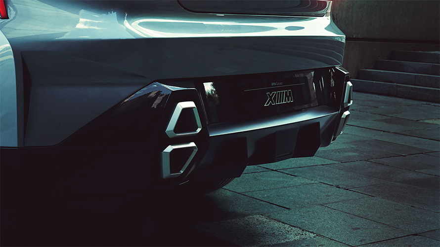 BMW Concept XM (G09) Three-quarter rear view standing close-up tailpipes 