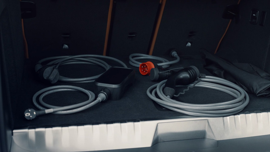 BMW Plug-in-Hybride BMW X3 xDrive30e Flexible Fast Charger charging cable video